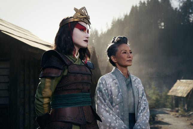 Maria Zhang als Suki und Tamlyn Tomita als Bürgermeisterin Yukari in Avatar: The Last Airbender 